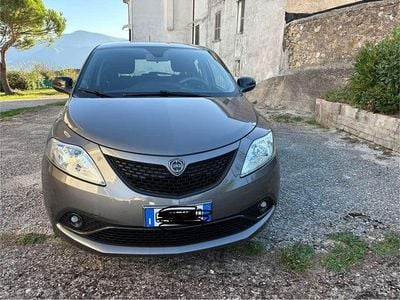 Usata Lancia Ypsilon Gold 69 CV (50 kW) 2021 Grigio Utilitaria