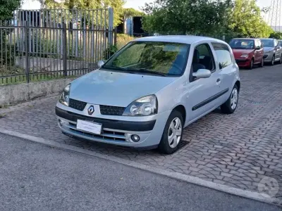 Usata Renault Clio II 75 CV (55 kW) 2004 Grigio Berlina