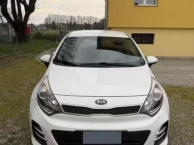 Usata Kia Rio Active 90 CV (66 kW) 2015 Bianco Berlina
