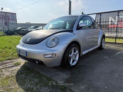 Usata VW New Beetle 116 CV (85 kW) 2000 Argento Utilitaria