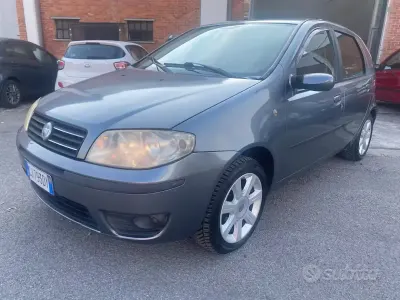 Usata Fiat Punto 80 CV (58 kW) 2004 Grigio Utilitaria