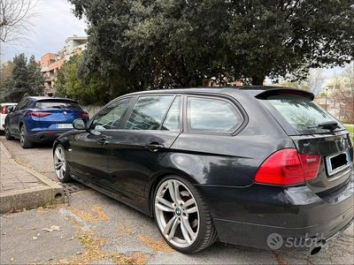 Begagnad BMW 318 143 HK (105 kW) 2009 Svart Kombi