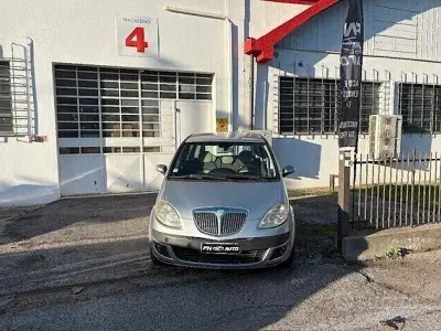 Begagnad Lancia Musa 69 HK (50 kW) 2005 Grå Minibuss