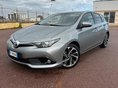 Usata Toyota Auris Lounge 90 CV (66 kW) 2016 Grigio Berlina