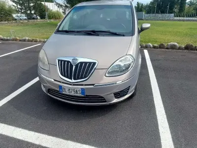 Usata Lancia Musa 90 CV (66 kW) 2007 Oro Monovolume