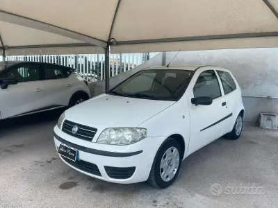 Usata Fiat Punto Active 69 CV (50 kW) 2005 Bianco Utilitaria