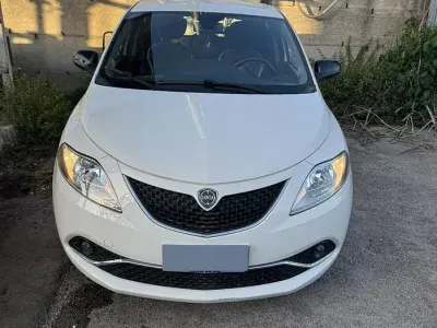 Usado Lancia Ypsilon S 95 CV (69 kW) 2016 Blanco Utilitario