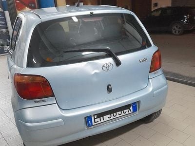 Usata Toyota Yaris 65 CV (47 kW) 2004 Blu Berlina
