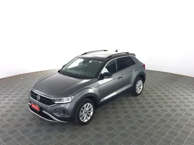 Usata VW T-Roc 150 CV (110 kW) 2024 Indium greu metallizzato con tetto nero SUV