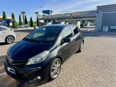 Usata Toyota Yaris Lounge 99 CV (72 kW) 2013 Nero Utilitaria