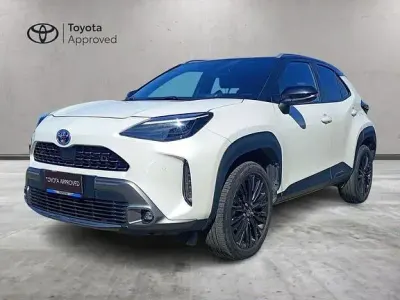 Usata Toyota Yaris Cross 116 CV (85 kW) 2022 Pearl white & black SUV