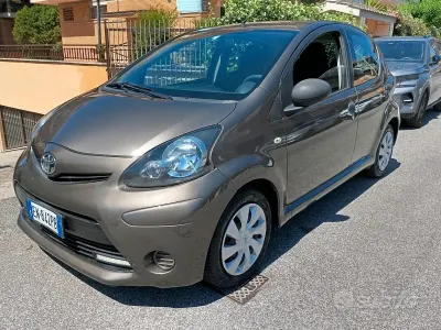 Usata Toyota Aygo 68 CV (50 kW) 2012 Grigio Utilitaria