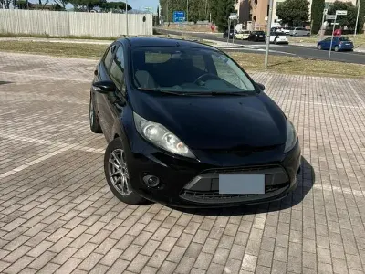 Usata Ford Fiesta 97 CV (71 kW) 2010 Nero Berlina