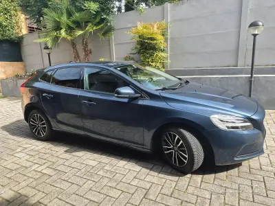 Usata Volvo V40 120 CV (88 kW) 2017 Bluazzurro Berlina