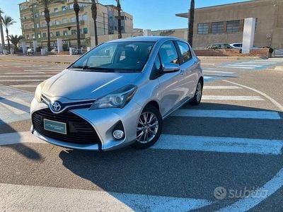 Usata Toyota Yaris Hybrid Active 75 CV (55 kW) 2015 Grigio Berlina