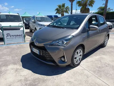 Usata Toyota Yaris Hybrid Business Edition 73 CV (53 kW) 2019 Grigio Berlina