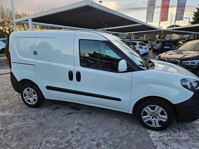 Usata Fiat Doblò 105 CV (77 kW) 2019 Bianco pastello Monovolume
