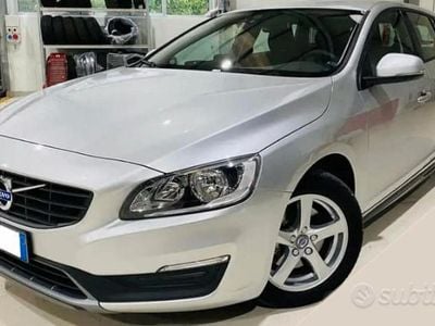 Usata Volvo V60 120 CV (88 kW) 2017 Grigio Station wagon