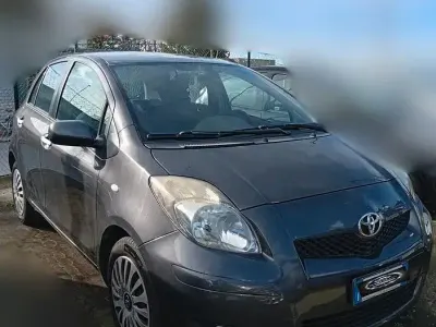 Begagnad Toyota Yaris Sol 90 HK (66 kW) 2010 Grå Halvkombi