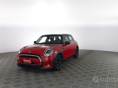 Usata Mini Cooper Classic 136 CV (100 kW) 2023 Chilli red con tetto nero Utilitaria