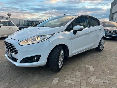 Begagnad Ford Fiesta Titanium 95 HK (69 kW) 2015 Vit Sedan
