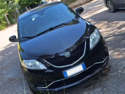 Usata Lancia Ypsilon Gold 69 CV (50 kW) 2016 Nero Utilitaria