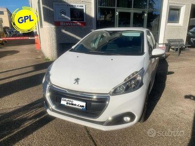Bianco(met.) Usata 2016 Peugeot 208 Active Utilitaria | 8390 € (Molto cara)