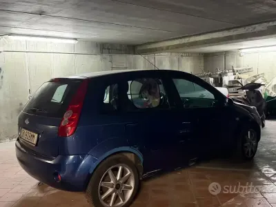 Usata Ford Fiesta 75 CV (55 kW) 2007 Bluazzurro Utilitaria