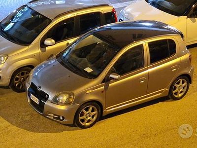 Usata Toyota Yaris 106 CV (77 kW) 2001 Grigio Utilitaria
