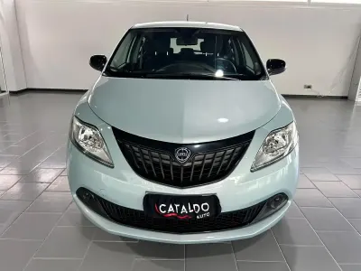 Usata Lancia Ypsilon Gold 69 CV (50 kW) 2024 Blu/azzurro Utilitaria