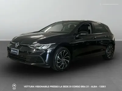 Usata VW Golf VIII Life 116 CV (85 kW) 2023 1z nero tulipano perlato Berlina