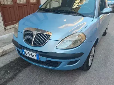 Usata Lancia Ypsilon 69 CV (50 kW) 2004 Bluazzurro Utilitaria