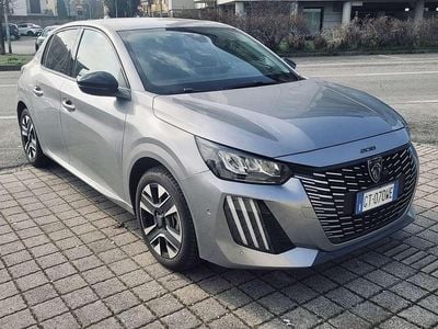 Usata Peugeot 208 Allure 101 CV (74 kW) 2024 Grigio Utilitaria