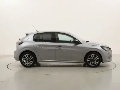 Usata Peugeot 208 Allure 101 CV (74 kW) 2022 Argentoargento Utilitaria