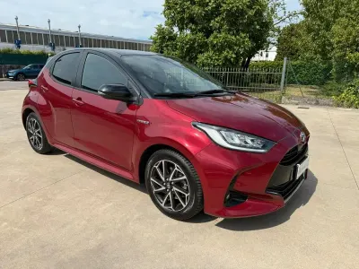 Usata Toyota Yaris Hybrid Lounge 92 CV (67 kW) 2021 Rosso Berlina
