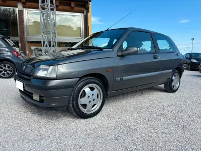 Usata Renault Clio 78 CV (57 kW) 1994 Grigio Utilitaria