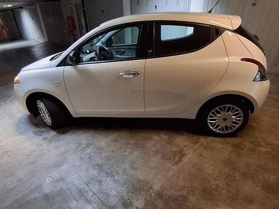Usata Lancia Ypsilon Silver 69 CV (50 kW) 2016 Bianco Utilitaria