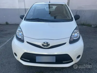 Usata Toyota Aygo Connect Style 72 CV (52 kW) 2012 Bianco Utilitaria