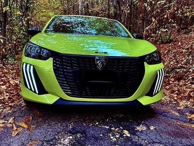 Usata Peugeot 208 102 CV (75 kW) 2024 Verde Utilitaria