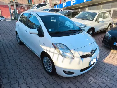 Usata Toyota Yaris Sol 100 CV (73 kW) 2011 Bianco Utilitaria