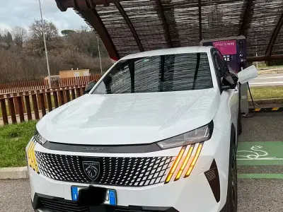 Usata Peugeot e-3008 103 kW (141 CV) 2024 Bianco SUV