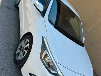 Usata Hyundai i20 75 CV (55 kW) 2015 Bianco Berlina