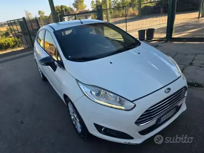 Usata Ford Fiesta 75 CV (55 kW) 2014 Bianco Utilitaria