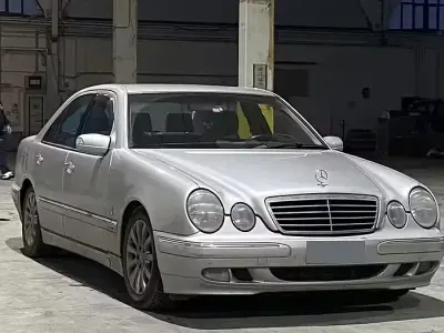 Usata Mercedes E320 Avantgarde 197 CV (144 kW) 2001 Grigio Berlina