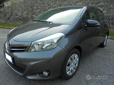 Usata Toyota Yaris Active 69 CV (50 kW) 2013 Grigio Utilitaria