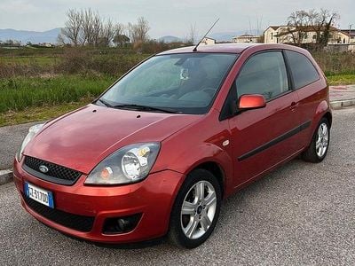 Usata Ford Fiesta Ghia 75 CV (55 kW) 2008 Rosso Utilitaria