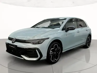 Nuova VW Golf VIII R-line Plus 150 CV (110 kW) 2026 Crystal ice blue metallizzato Berlina