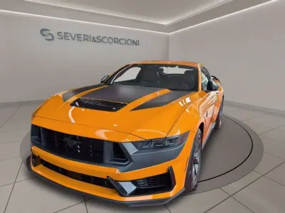 Nuova Ford Mustang Dark Horse 454 CV (333 kW) 2026 Arancione metallizzato Coupé