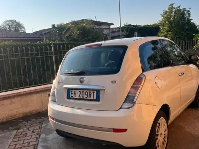 Usata Lancia Ypsilon 75 CV (55 kW) 2011 Bianco Utilitaria