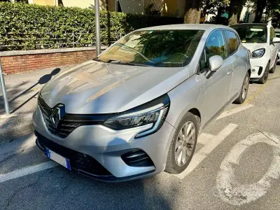 Usata Renault Clio V Intens 101 CV (74 kW) 2021 Grigio Berlina